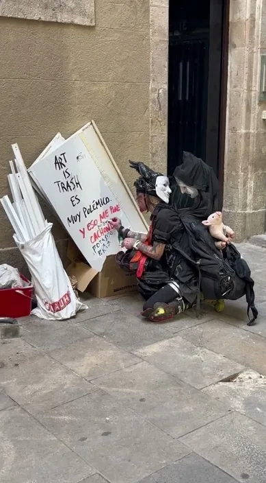 Graffitiklip – gadekunst i Barcelona: scene fra Art Is Trash-videoen af Francisco de Pájaro