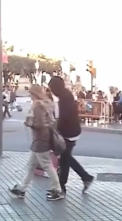 15 års jubilæum (15 aniversario) – gadekunst i Barcelona: scene fra Art Is Trash-videoen af Francisco de Pájaro