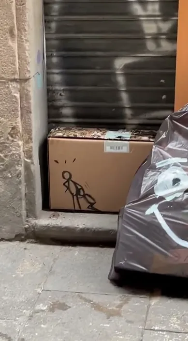 15 aniversário pintando lixo. www. é – arte de rua em Barcelona: cena do vídeo de Art Is Trash de Francisco de Pájaro