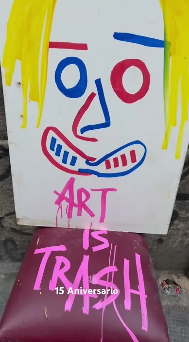 15 anos no lixo (15 años en la basura) – arte de rua em Barcelona: cena do vídeo de Art Is Trash de Francisco de Pájaro
