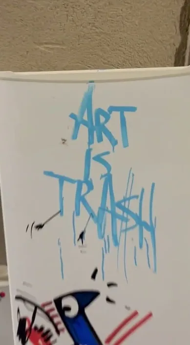15 anys regalant art a les escombraries www.es – art urbà a Barcelona: escena del vídeo d'Art Is Trash de Francisco de Pájaro
