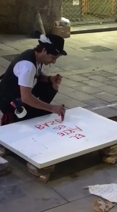 3 de juny de 2022 (3 de junio de 2022) – art urbà a Barcelona: escena del vídeo d'Art Is Trash de Francisco de Pájaro