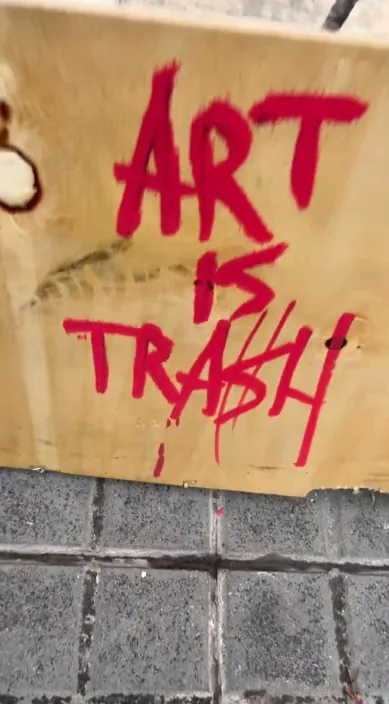 反流 (A contracorriente) – 巴塞罗那街头艺术:Francisco de Pájaro 的 Art Is Trash 视频画面