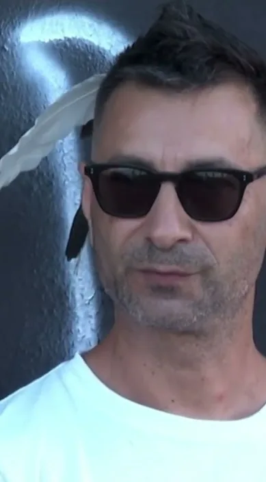 A la batalla !!! www. és (A la batalla !!! www. es) – art urbà a Barcelona: escena del vídeo d'Art Is Trash de Francisco de Pájaro
