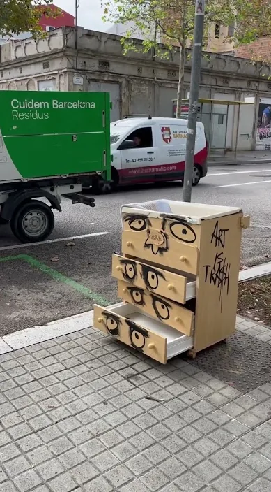 Abandonats. www. és (Abandonados. www. es) – art urbà a Barcelona: escena del vídeo d'Art Is Trash de Francisco de Pájaro
