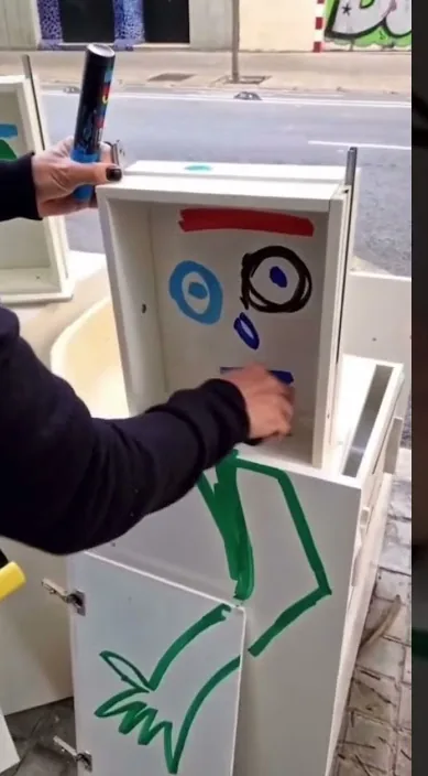 Aktion med @Vociamos er (ACCIÓN CON @Vaciamos es) – gadekunst i Barcelona: scene fra Art Is Trash-videoen af Francisco de Pájaro
