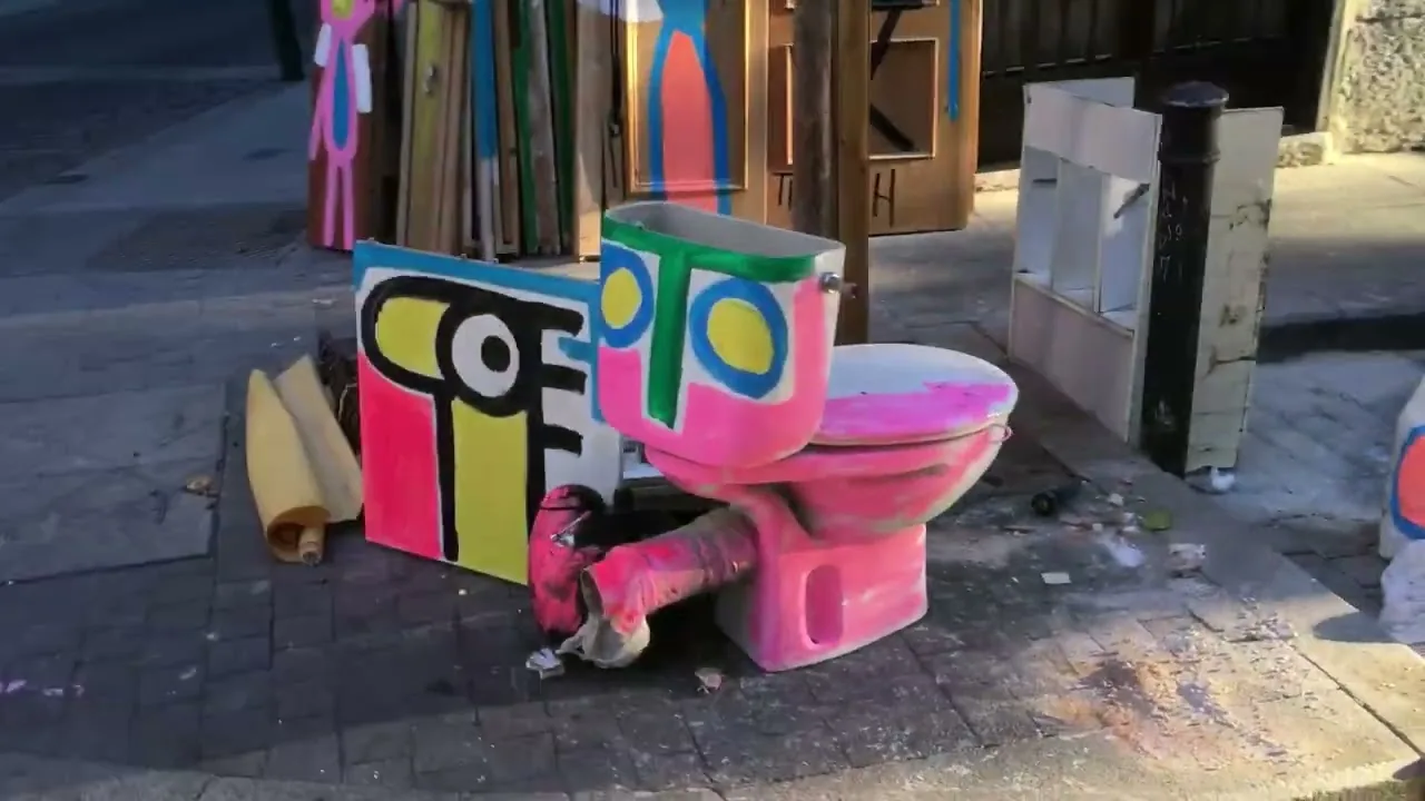 马德里行动 (Acción en Madrid) – 街头艺术：Francisco de Pájaro 的 Art Is Trash 视频画面