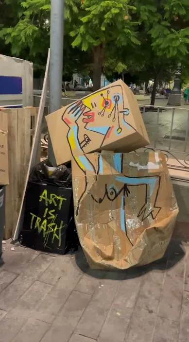 Adieu Malaga (Adiós málaga) – street art à Barcelone : scène de la vidéo Art Is Trash de Francisco de Pájaro
