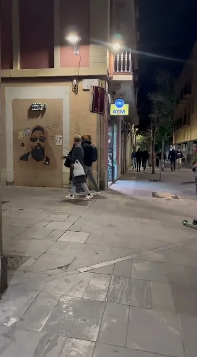 Amor en temps revoltats (Amor en tiempos revueltos) – art urbà a Barcelona: escena del vídeo d'Art Is Trash de Francisco de Pájaro