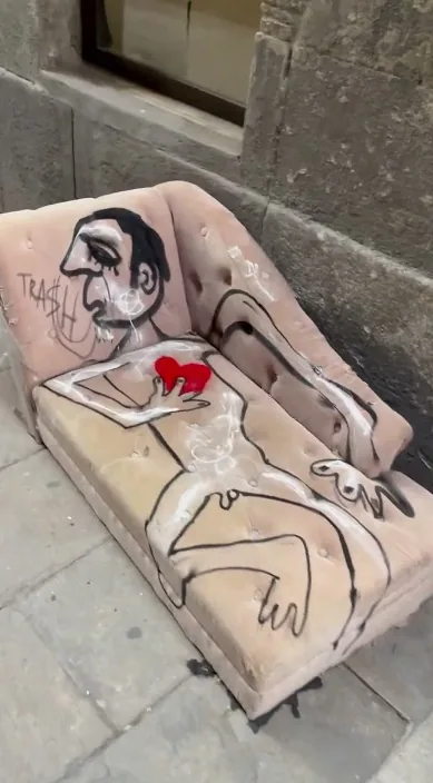 amor mort (Amor muerto) – art urbà a Barcelona: escena del vídeo d'Art Is Trash de Francisco de Pájaro