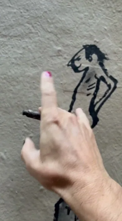 Antes roto que doblarme. www. es – street art in Barcelona: scene from the Art Is Trash video by Francisco de Pájaro