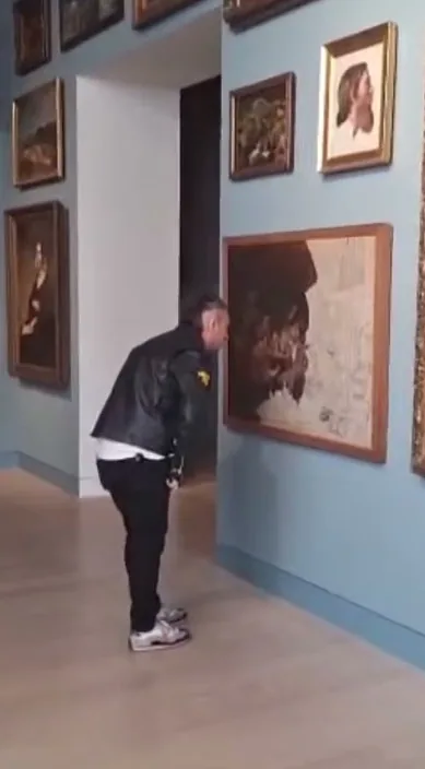 Apprendre à désapprendre (Aprender para desaprender) – street art à Barcelone : scène de la vidéo Art Is Trash de Francisco de Pájaro
