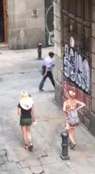 Клип уличного искусства – стрит-арт, Барселона: кадр из видео Art Is Trash Франсиско де Пахаро