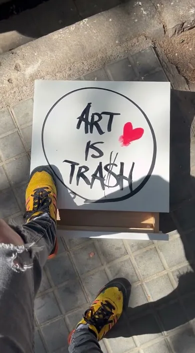 Mini vídeo de street art Barna – art urbà a Barcelona: escena del vídeo d'Art Is Trash de Francisco de Pájaro