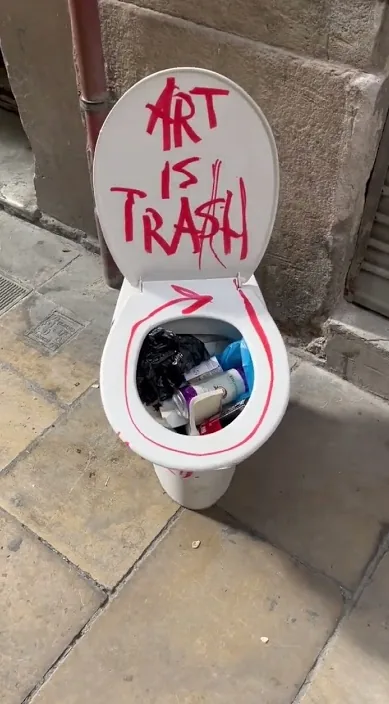 art (Arte) – street art à Barcelone : scène de la vidéo Art Is Trash de Francisco de Pájaro