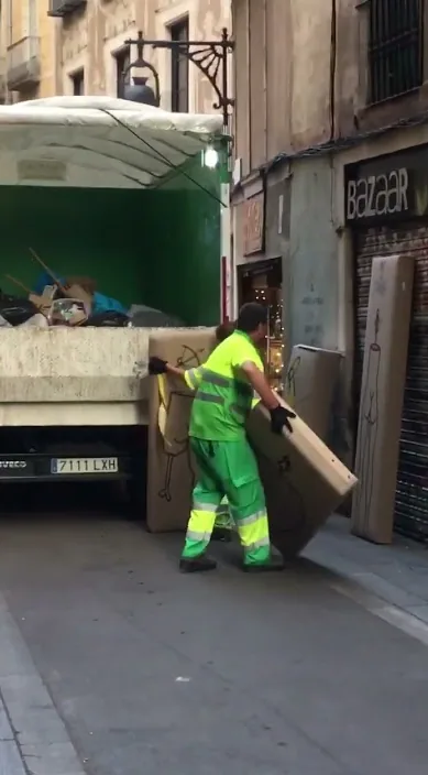 アートEphemer (Arte Efímero) – バルセロナのストリートアート:Francisco de Pájaro による Art Is Trash の動画のワンシーン
