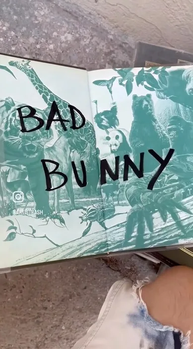 청록색 작품에 그려진 'Bad Bunny' 글자, 바르셀로나, Art Is Trash