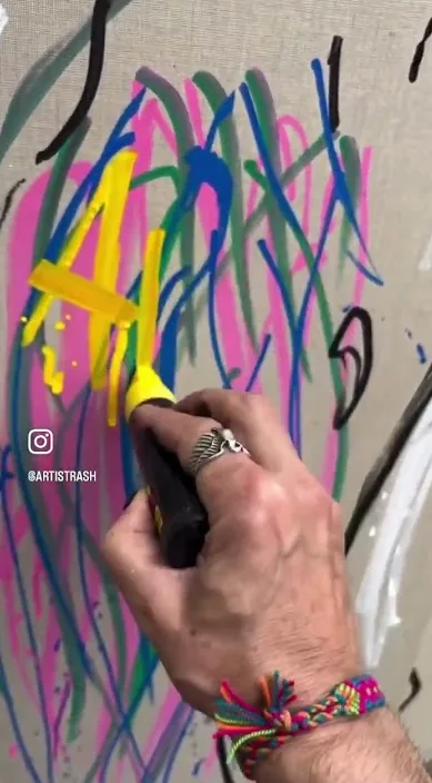 太陽の下 (Bajo el sol) – バルセロナのストリートアート:Francisco de Pájaro による Art Is Trash の動画のワンシーン