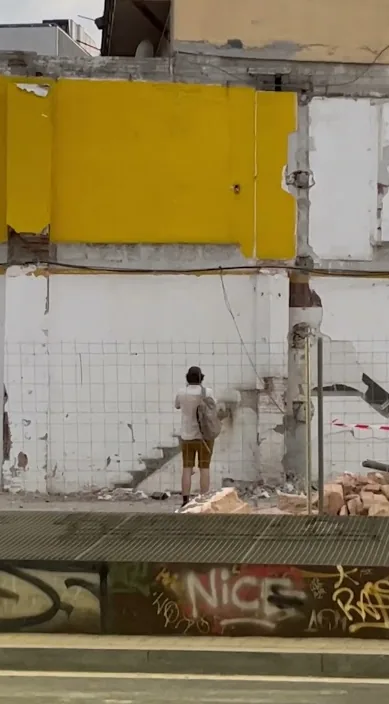 “banksy” cazado. www. es – street art in Barcelona: scene from the Art Is Trash video by Francisco de Pájaro