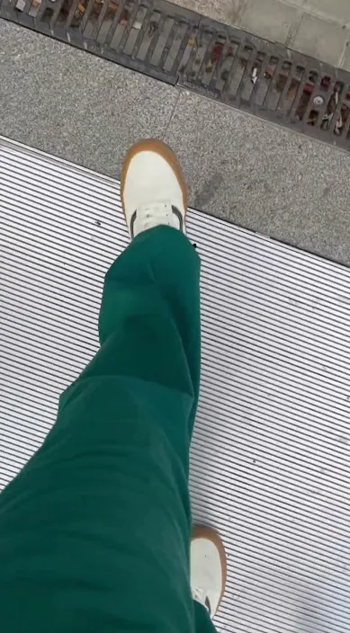 BARCELONA (Barceloneta) – ストリートアート:Francisco de Pájaro による Art Is Trash の動画のワンシーン