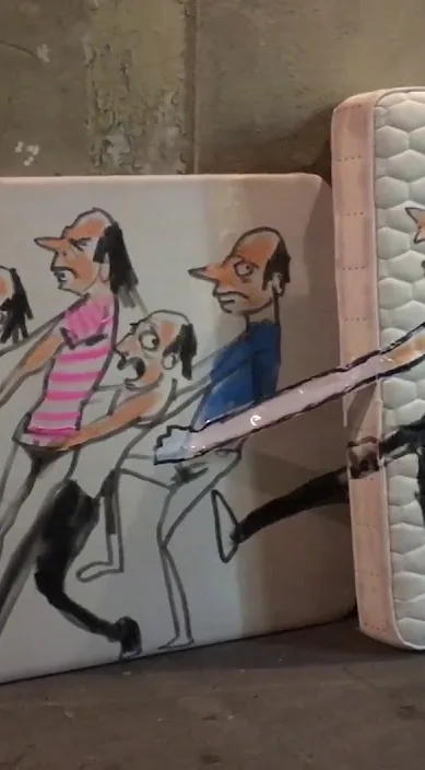 Lixo em Barcelona (Basura en Barcelona) – arte de rua: cena do vídeo de Art Is Trash de Francisco de Pájaro