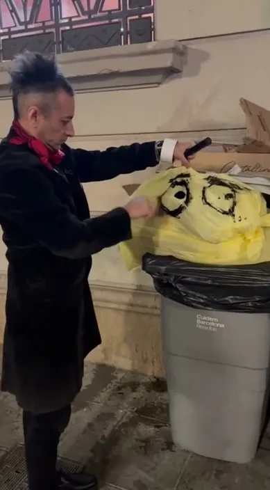 Bcn 夜间 (Bcn nocturna) – 街头艺术:Francisco de Pájaro 的 Art Is Trash 视频画面
