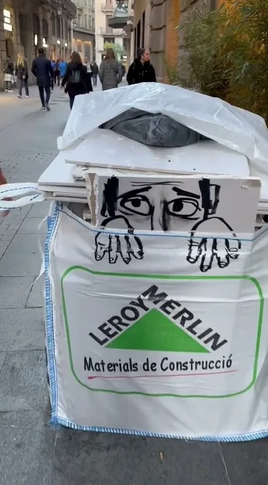 La borsa és (Bolsa es) – art urbà a Barcelona: escena del vídeo d'Art Is Trash de Francisco de Pájaro