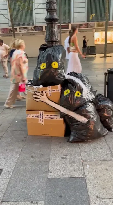 Figures de bosses d'escombraries i cartró col·locades en un carrer de Barcelona, obra d'Art Is Trash