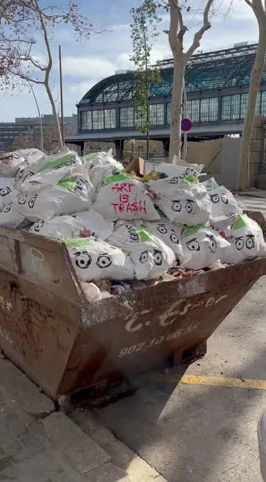 BOLSAS www. es – arte urbano en Barcelona: escena del vídeo de Art Is Trash de Francisco de Pájaro