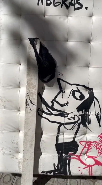 黑色 黑色 www (Bragas negras. www. es) – 巴塞罗那街头艺术:Francisco de Pájaro 的 Art Is Trash 视频画面