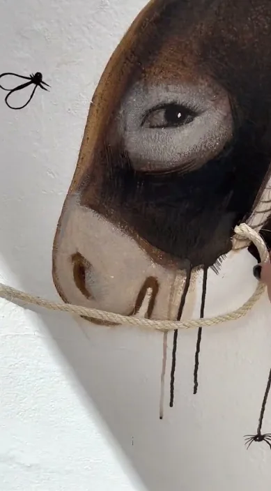 Burro en la Feria de Zafra, 2022 – arte urbano: escena del vídeo de Art Is Trash de Francisco de Pájaro