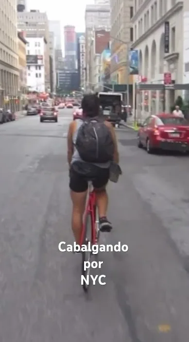 NYCを乗り越えましたwww (Cabalgando por NYC. www. es) – ストリートアート:Francisco de Pájaro による Art Is Trash の動画のワンシーン