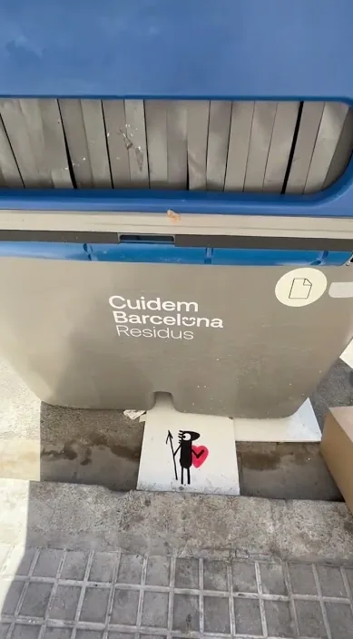 El cavall indi. www. és (Caballo indio. www. es) – art urbà a Barcelona: escena del vídeo d'Art Is Trash de Francisco de Pájaro