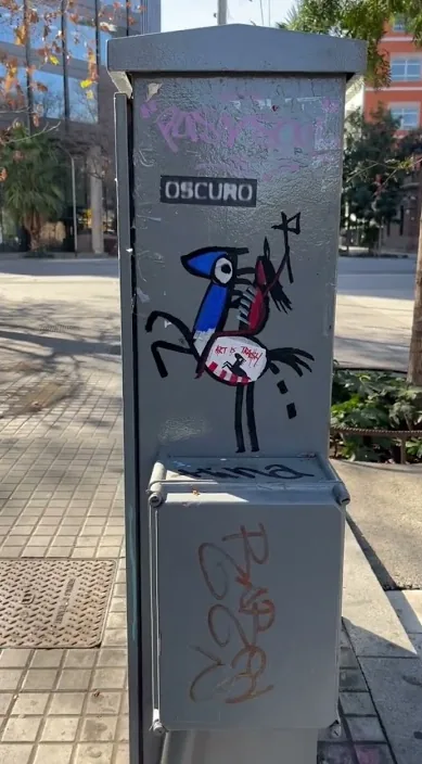 警察馬 www.es (Caballo policía www. es) – 巴塞罗那街头艺术:Francisco de Pájaro 的 Art Is Trash 视频画面