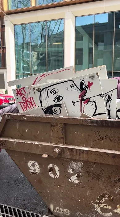 街道 (Calle) – バルセロナのストリートアート:Francisco de Pájaro による Art Is Trash の動画のワンシーン