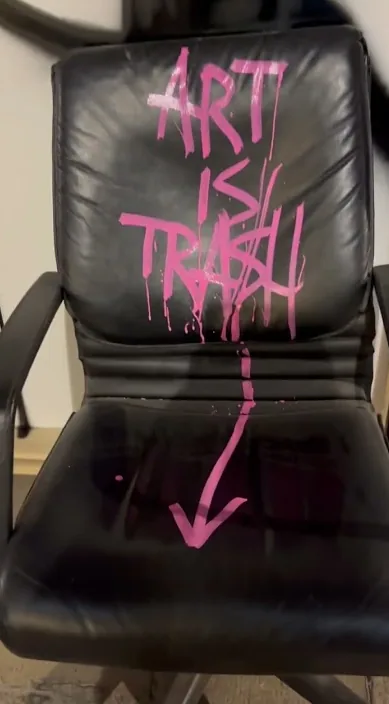 路 www.is (CALLE www. es) – 巴塞罗那街头艺术:Francisco de Pájaro 的 Art Is Trash 视频画面