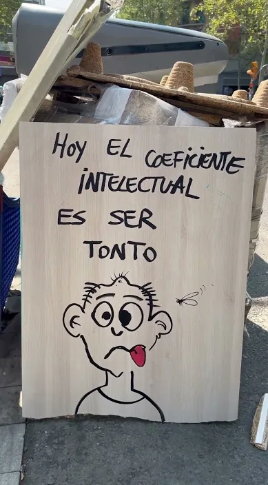 Malet bræt med et sjovt ansigt og en linje om intelligenskvotient, af Art Is Trash i Barcelona