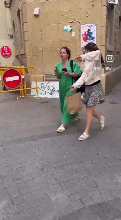 Hvad der er uden at flytte (Con lo que hay sin moverlo) – gadekunst i Barcelona: scene fra Art Is Trash-videoen af Francisco de Pájaro