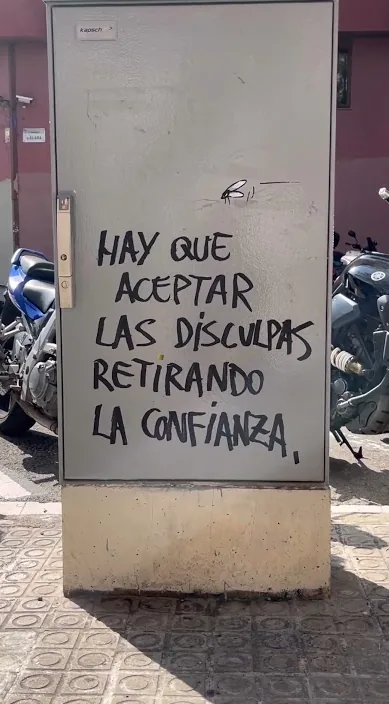 fiducia (Confiar) – street art a Barcellona: scena dal video di Art Is Trash di Francisco de Pájaro