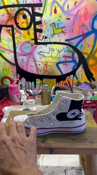 Læs mere. www. er (Converse trash. www. es) – gadekunst i Barcelona: scene fra Art Is Trash-videoen af Francisco de Pájaro