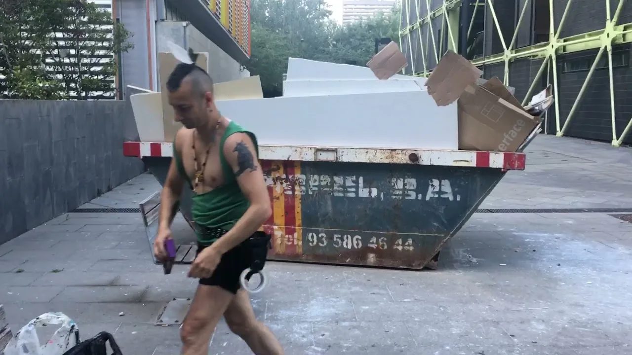 Converter um recipiente de lixo em arte - Veja o final no próximo vídeo – arte de rua em Barcelona: cena do vídeo de Art Is Trash de Francisco de Pájaro