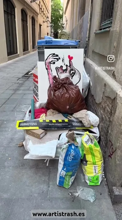 Afskærer mig (Despojándome) – gadekunst i Barcelona: scene fra Art Is Trash-videoen af Francisco de Pájaro