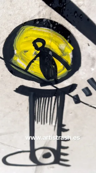 Gemalte Figur in Schwarz und Gelb, Barcelona, Art Is Trash