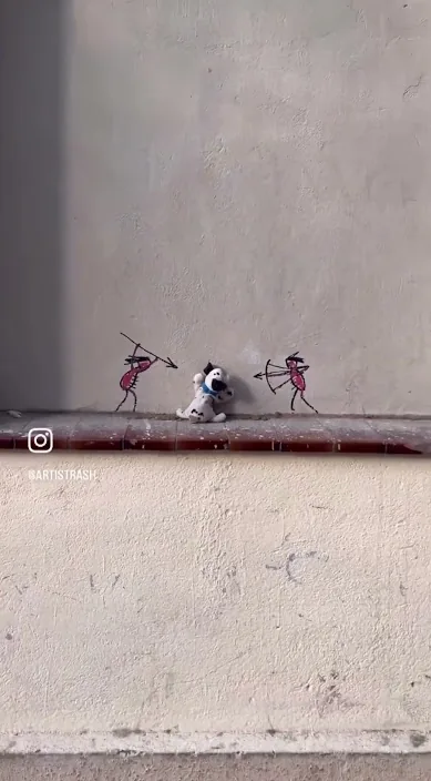 Diminutes figuretes pintades sobre un mur blanc, Barcelona – Art Is Trash
