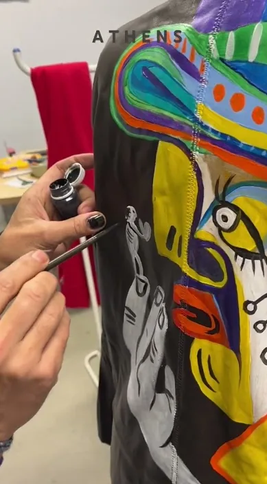 Dissenyant jaquetes. www. és (Diseñando chaquetas. www. es) – art urbà a Barcelona: escena del vídeo d'Art Is Trash de Francisco de Pájaro