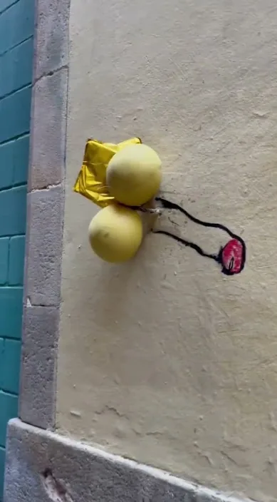 Dois melões e um rabo. (Dos melones y un rabo. es) – arte de rua em Barcelona: cena do vídeo de Art Is Trash de Francisco de Pájaro