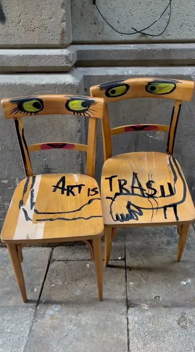 两个椅子 (Dos sillas) – 巴塞罗那街头艺术:Francisco de Pájaro 的 Art Is Trash 视频画面