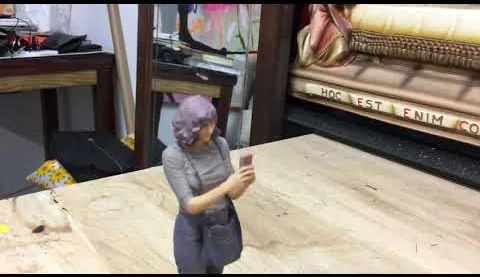 街頭でのデュエル (Duelo en la calle) – バルセロナのストリートアート:Francisco de Pájaro による Art Is Trash の動画のワンシーン