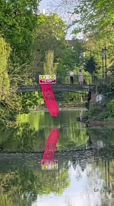 Дюссельдорф (Düsseldorf) – стрит-арт: кадр из видео Art Is Trash Франсиско де Пахаро
