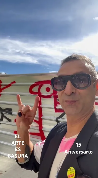 アートはゴミ (El arte es basura) – バルセロナのストリートアート：Francisco de Pájaro による Art Is Trash の動画のワンシーン